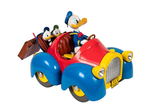 A GIANT DONALD DUCK CALISOTA 313 CAR.