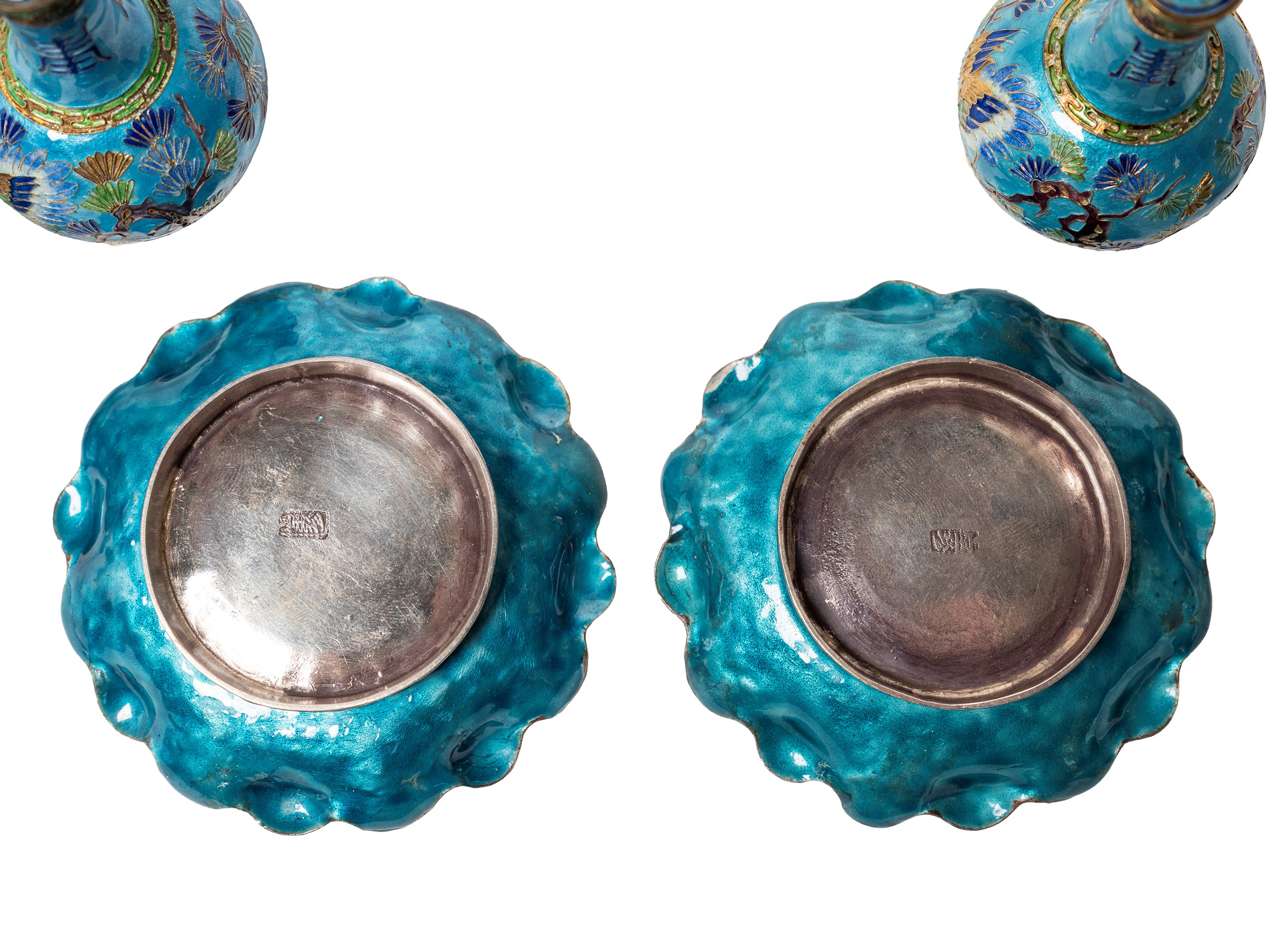 Saliere in argento e smalto a forma di vaso con quattro saliere e due piattini, Cina (inizio XX s...