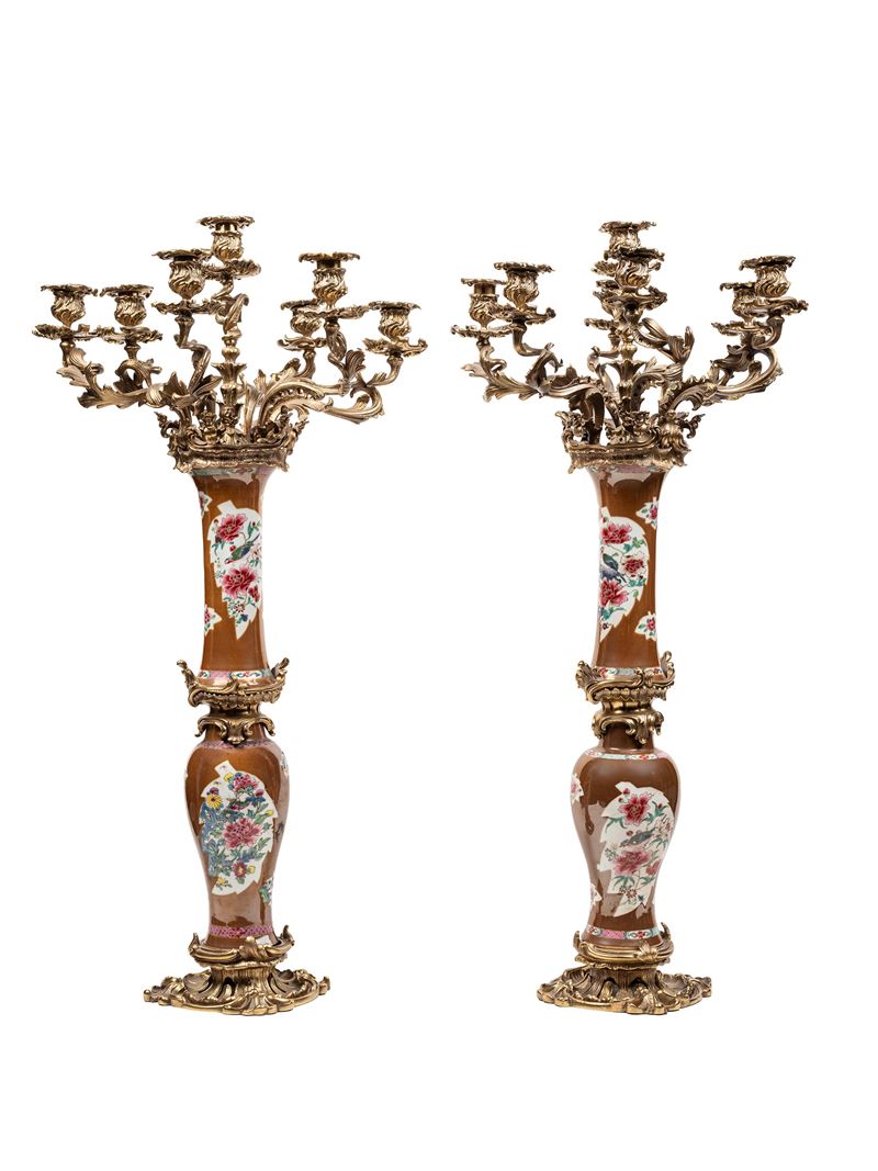COPPIA DI CANDELIERI IN PORCELLANA E BRONZO