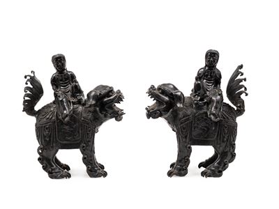 Giappone (periodo Meiji, 1868-1912), Coppia di incensieri in bronzo raffiguranti due figure sedut...