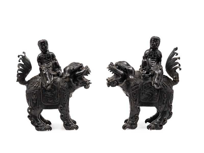Giappone (periodo Meiji, 1868-1912), Coppia di incensieri in bronzo raffiguranti due figure sedut...