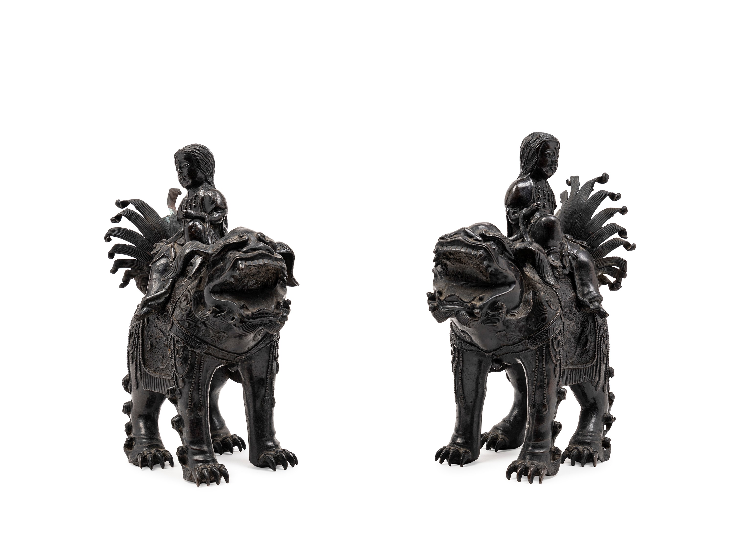 Giappone (periodo Meiji, 1868-1912), Coppia di incensieri in bronzo raffiguranti due figure sedut...