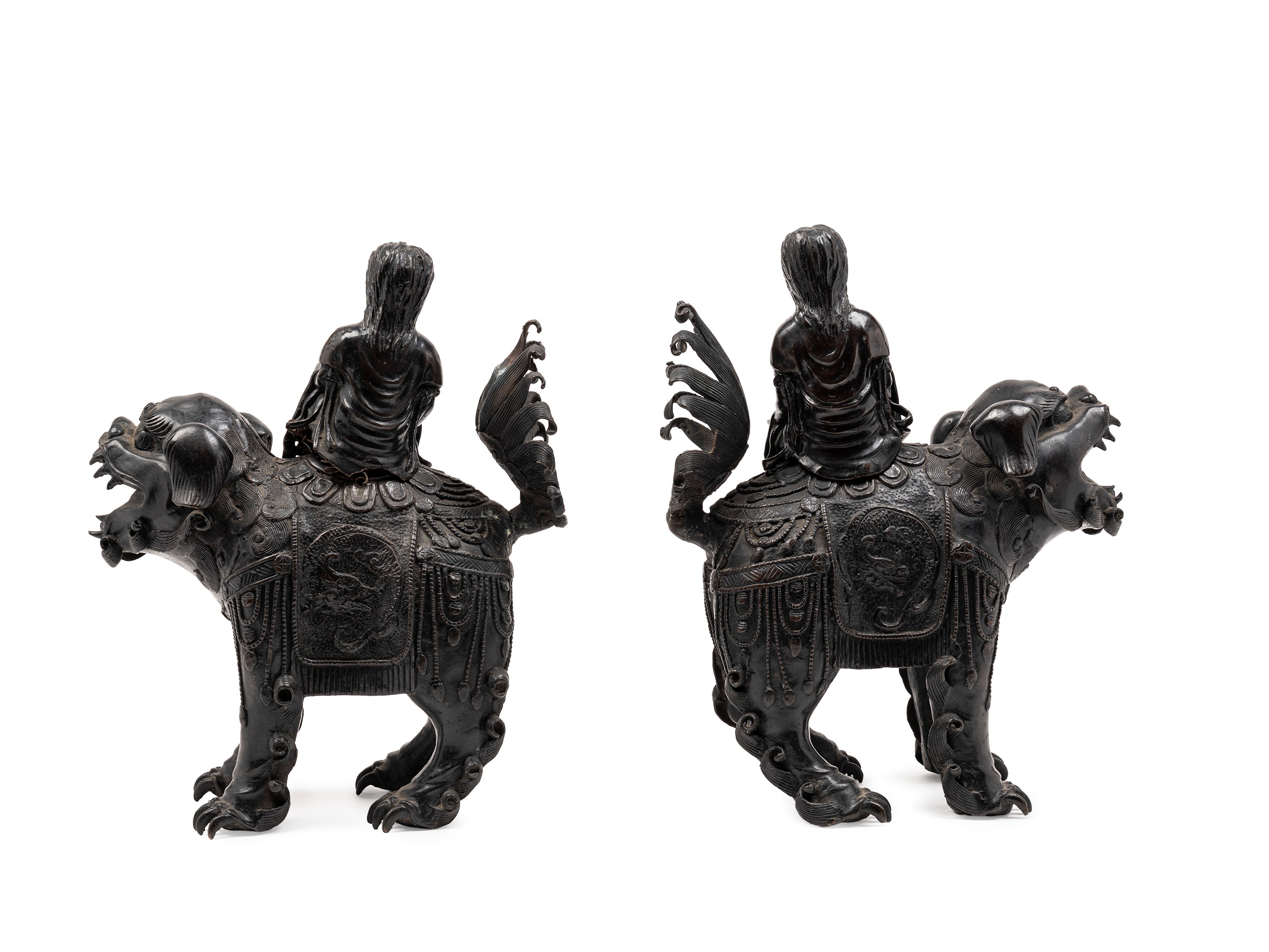 Giappone (periodo Meiji, 1868-1912), Coppia di incensieri in bronzo raffiguranti due figure sedut...