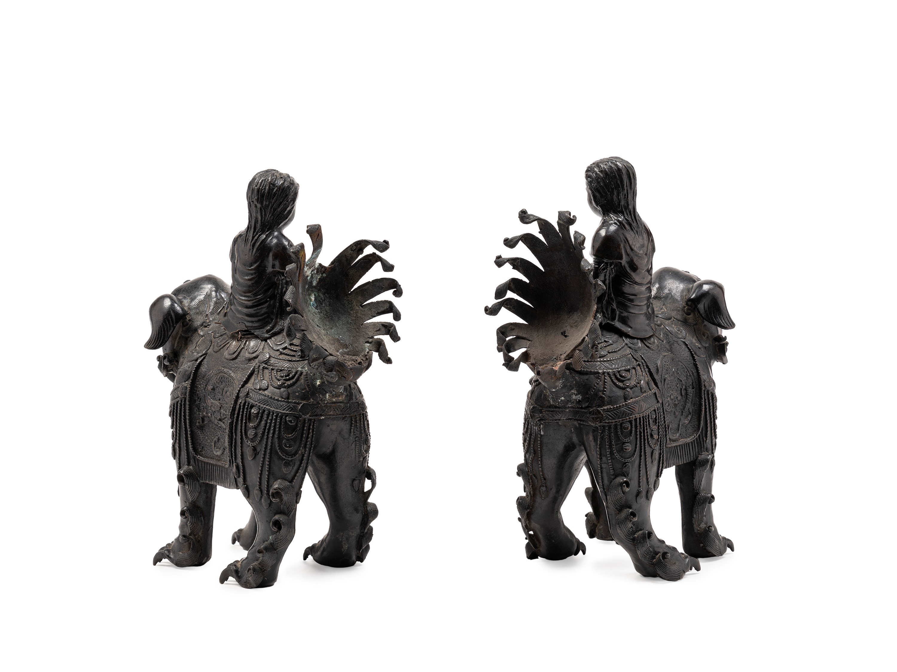 Giappone (periodo Meiji, 1868-1912), Coppia di incensieri in bronzo raffiguranti due figure sedut...