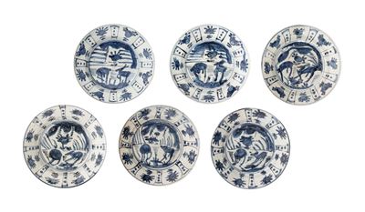 Cina, dinastia Ming (periodo Wanli), Sei piatti in porcellana bianca e blu in stile kraak