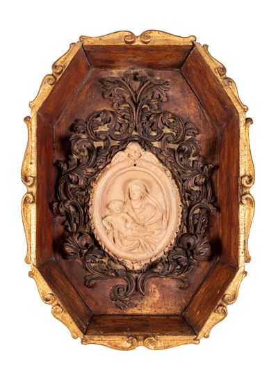 Madonna con Bambino, terracotta in cornice intagliata e dorata