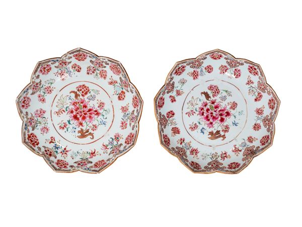 A PAIR OF FAMILLE ROSE PORCELAIN DISHES