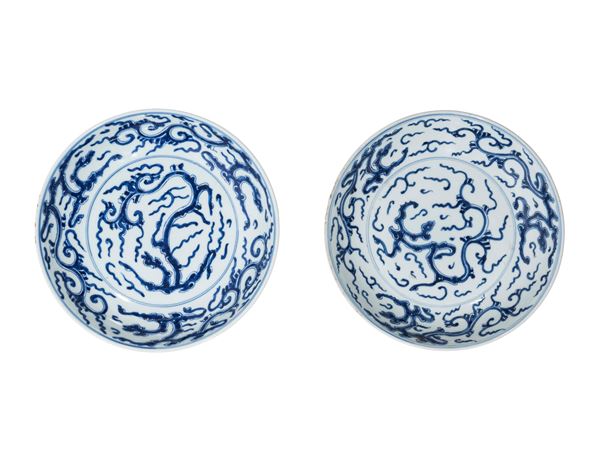 A PAIR OF BLUE AND WHITE PORCELAIN DISHES