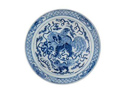 Cina, grande piatto in porcellana bianca e blu, dinastia Qing, XIX secolo