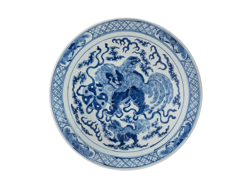 Cina, grande piatto in porcellana bianca e blu, dinastia Qing, XIX secolo