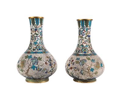 Cina dinastia Qing, Coppia di vasi in cloisonné con decorazione a svastica e loto
