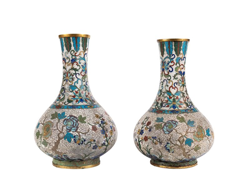Cina dinastia Qing, Coppia di vasi in cloisonné con decorazione a svastica e loto