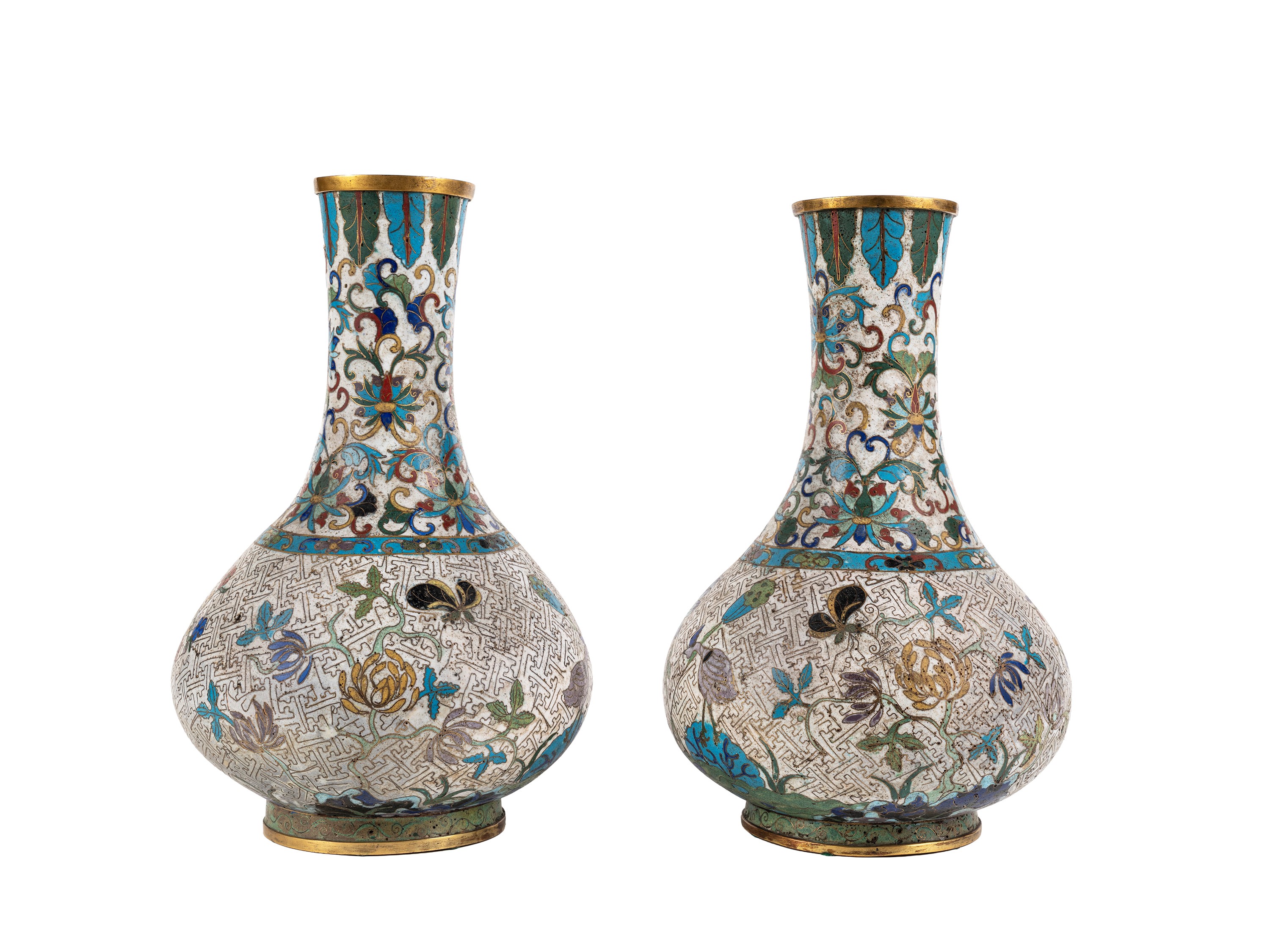 Cina dinastia Qing, Coppia di vasi in cloisonné con decorazione a svastica e loto