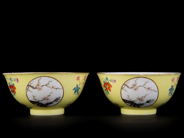 A PAIR OF YELLOW-GROUND SCRATCHED CUPS QING HUA ZHEN PIN MARKED