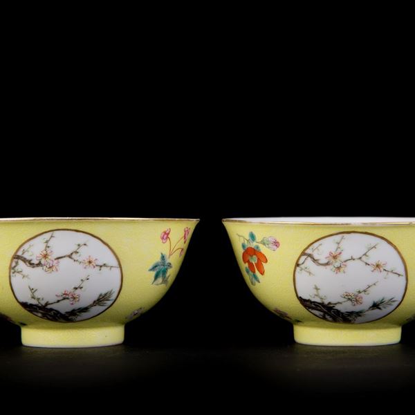 A PAIR OF YELLOW-GROUND SCRATCHED CUPS QING HUA ZHEN PIN MARKED