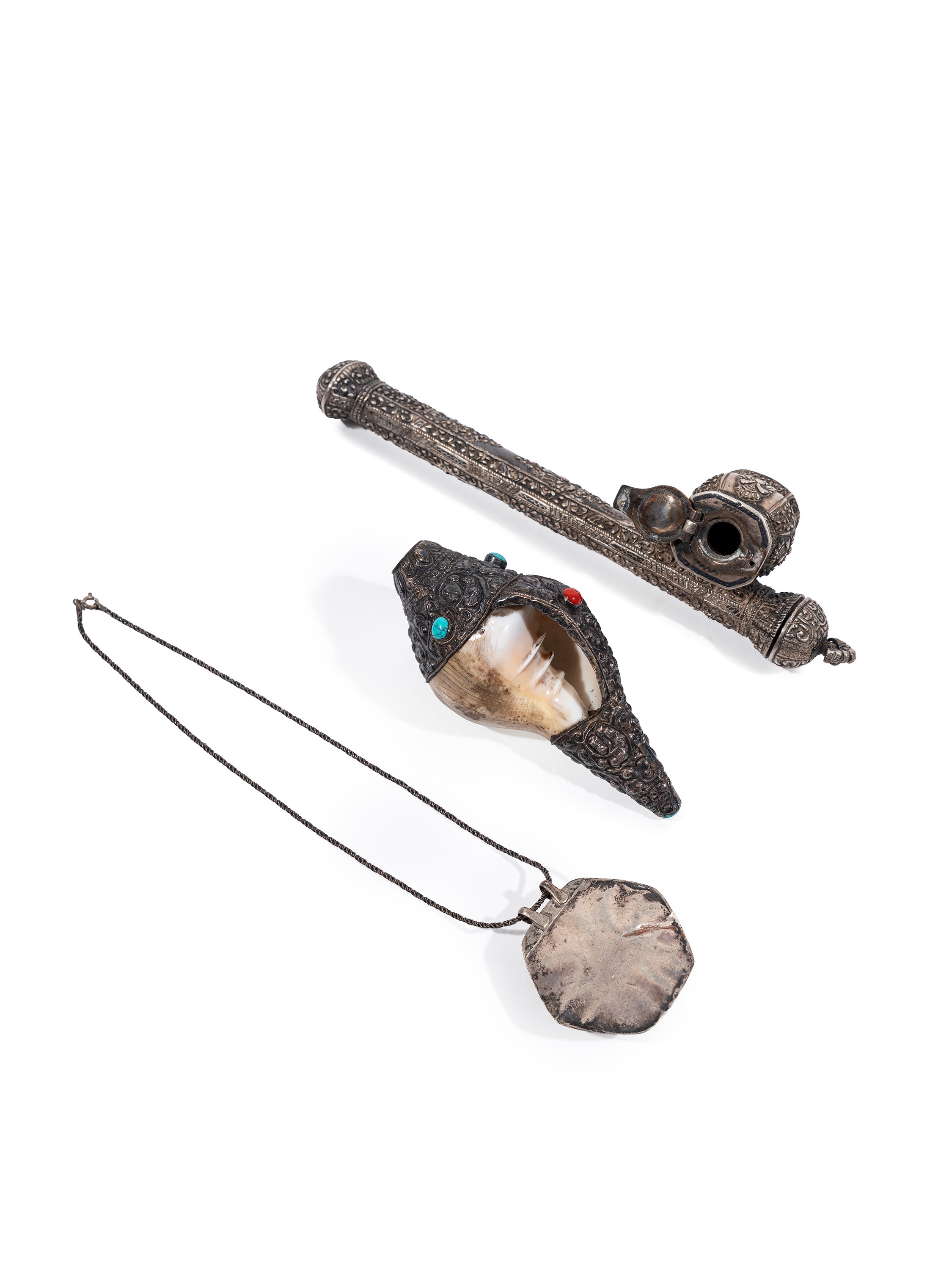 Manifattura persiana, porta inchiostro e amuleto con conchiglia shankha (tibetana) — fine XIX / i...
