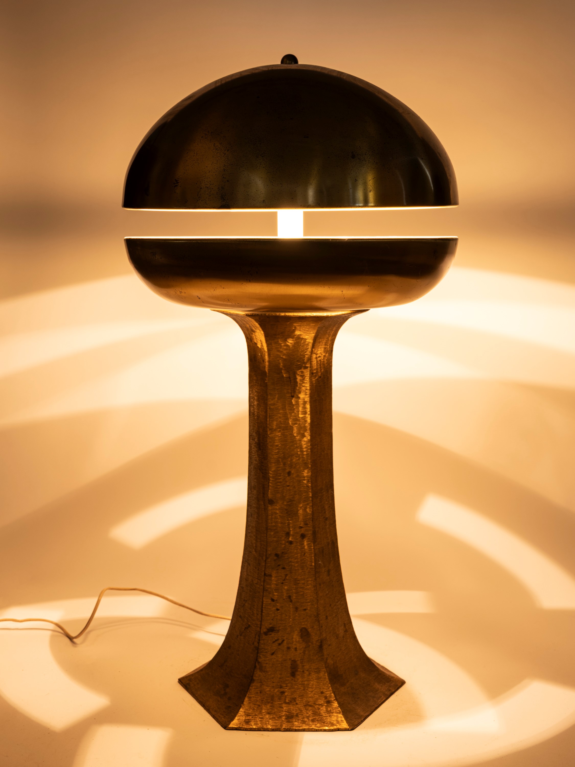 Lampada da tavolo Rapsodia in ottone, produzione Frigerio di Desio