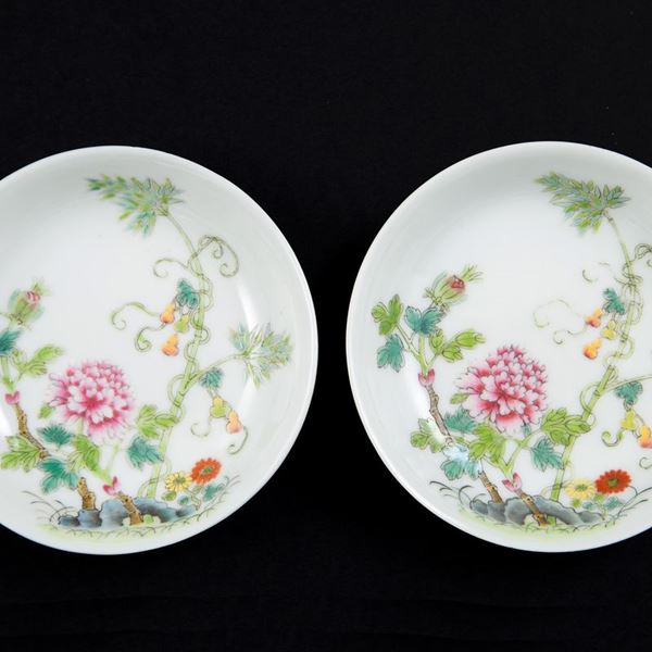 A PAIR OF FAMILLE ROSE SAUCERS