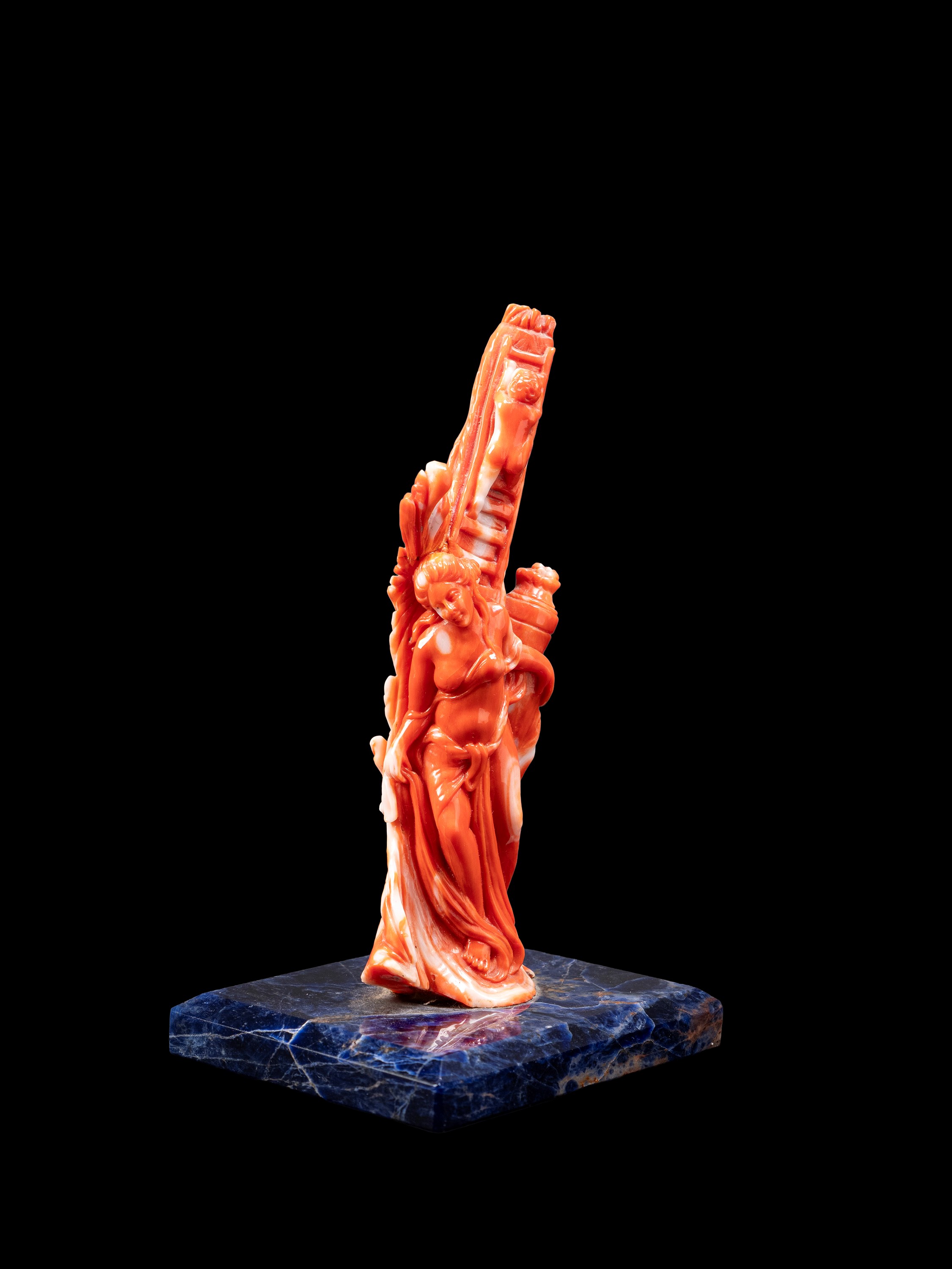 Scultura in corallo rosso, Dama alla fonte con putto, base in lapislazzuli (Napoli, inizio XX sec...