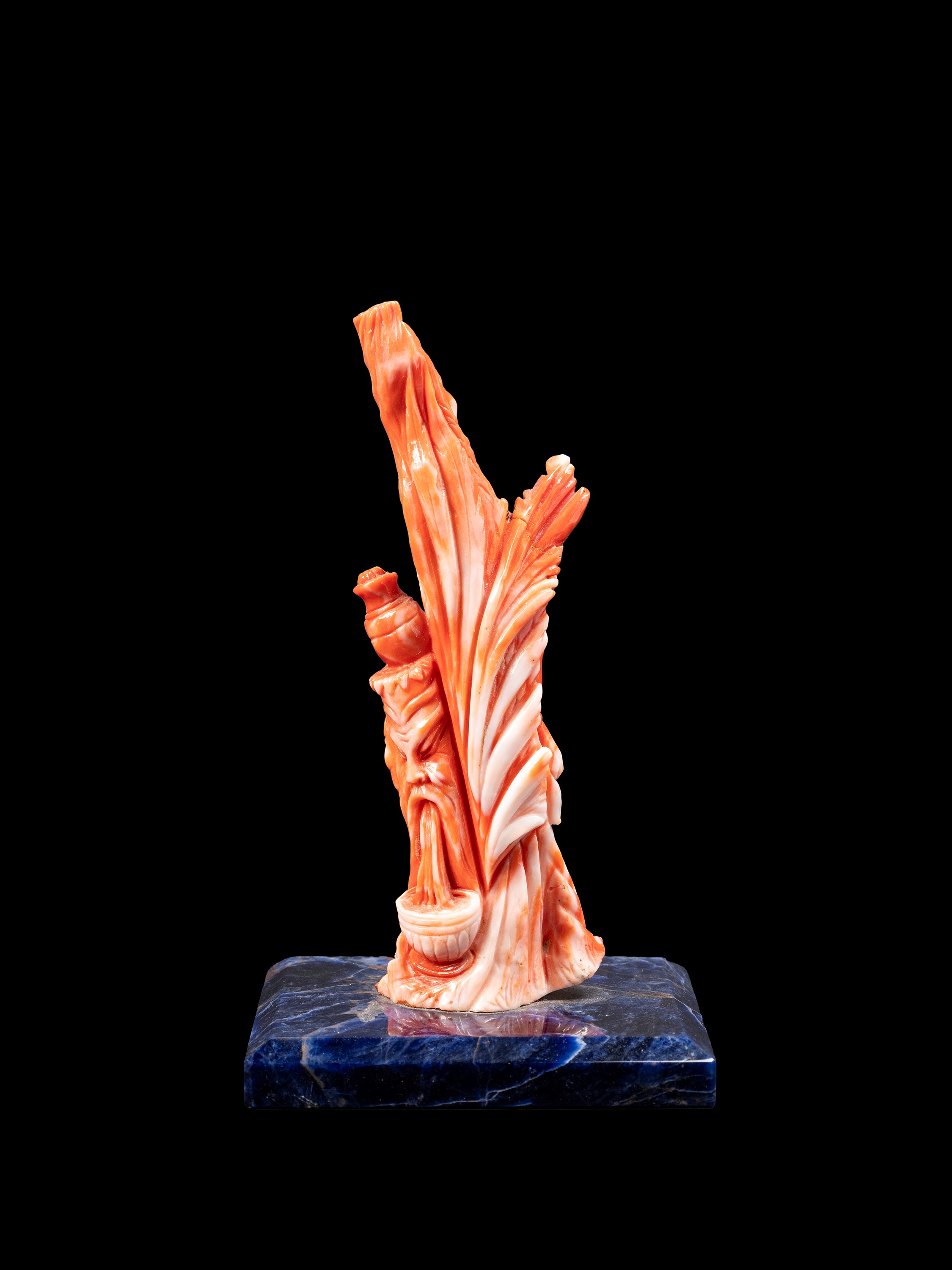 Scultura in corallo rosso, Dama alla fonte con putto, base in lapislazzuli (Napoli, inizio XX sec...