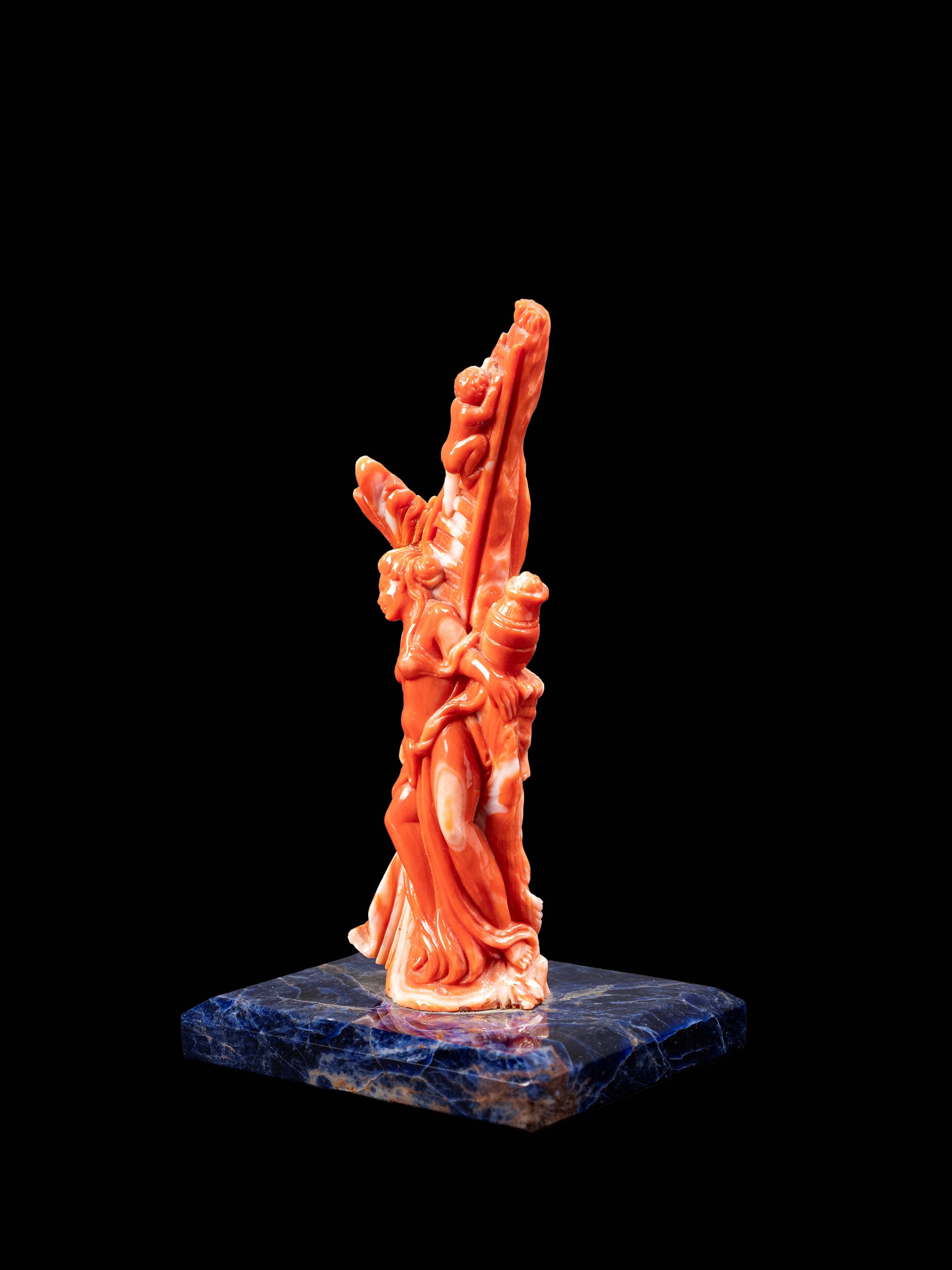 Scultura in corallo rosso, Dama alla fonte con putto, base in lapislazzuli (Napoli, inizio XX sec...