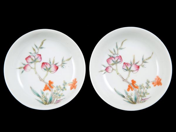A PAIR OF FAMILLE ROSE SAUCERS