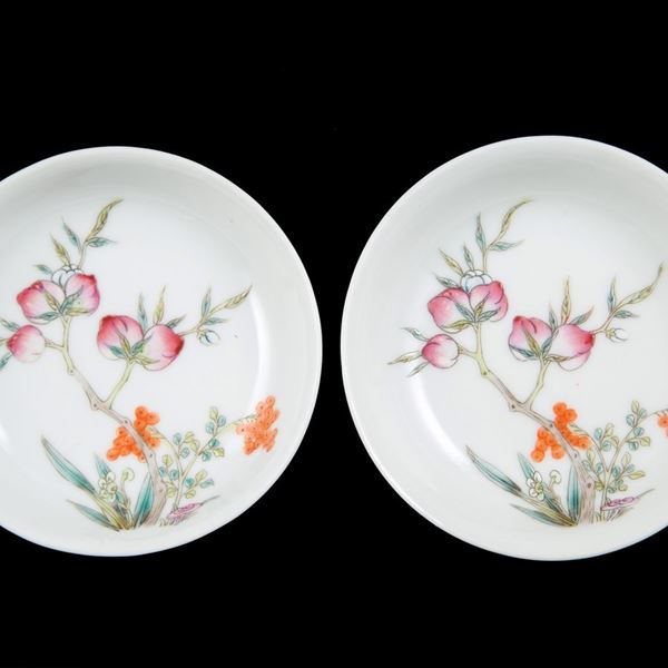 A PAIR OF FAMILLE ROSE SAUCERS