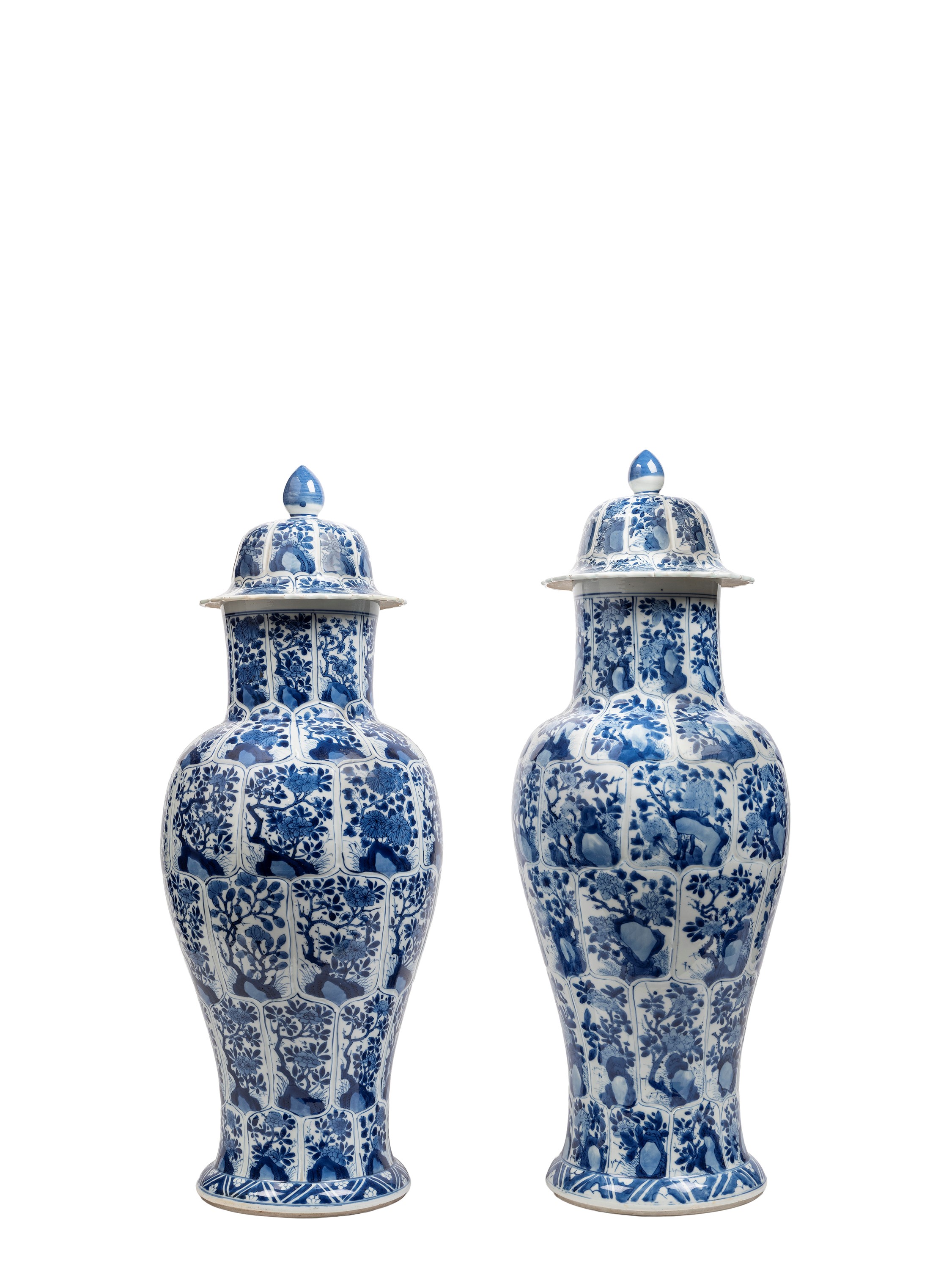Cina, dinastia Qing (periodo Kangxi), Coppia di grandi vasi con coperchio in porcellana bianca e ...