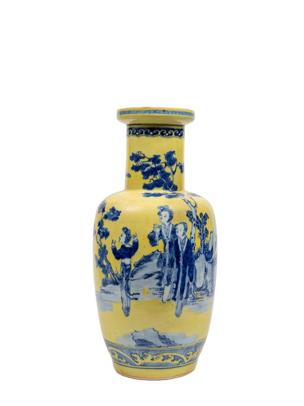 A LARGE YELLOW-GROUND AND BLUE ROULEAU PORCELAIN VASE