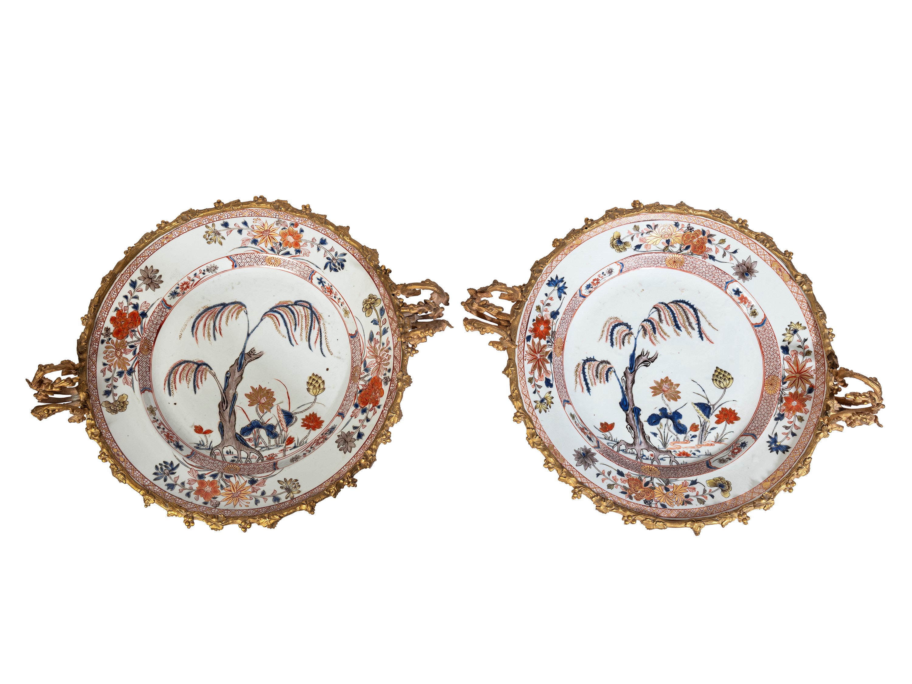 Cina, Coppia di piatti in porcellana montati a ormolu in stile Imari, inizio XVIII secolo