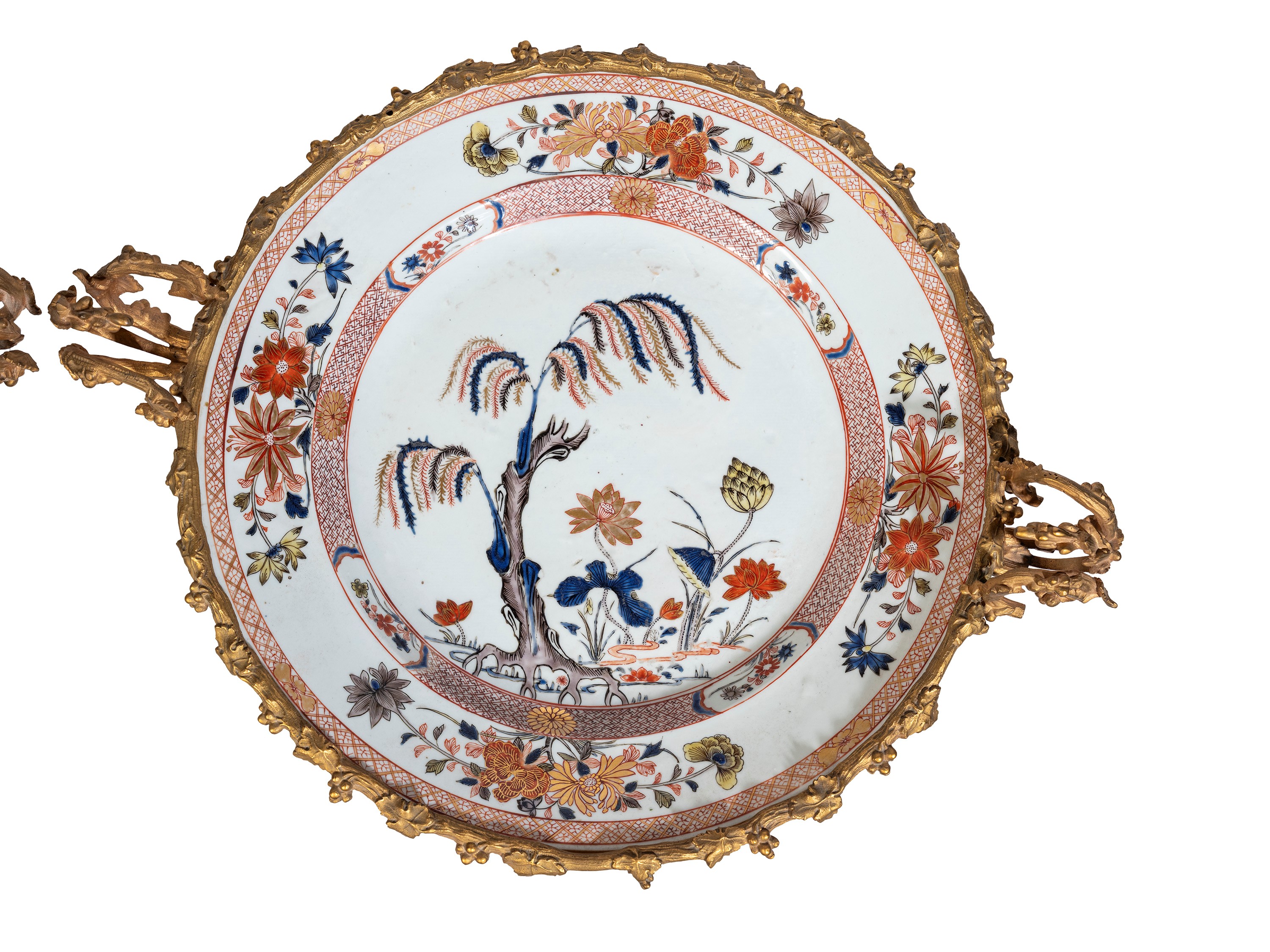 Cina, Coppia di piatti in porcellana montati a ormolu in stile Imari, inizio XVIII secolo
