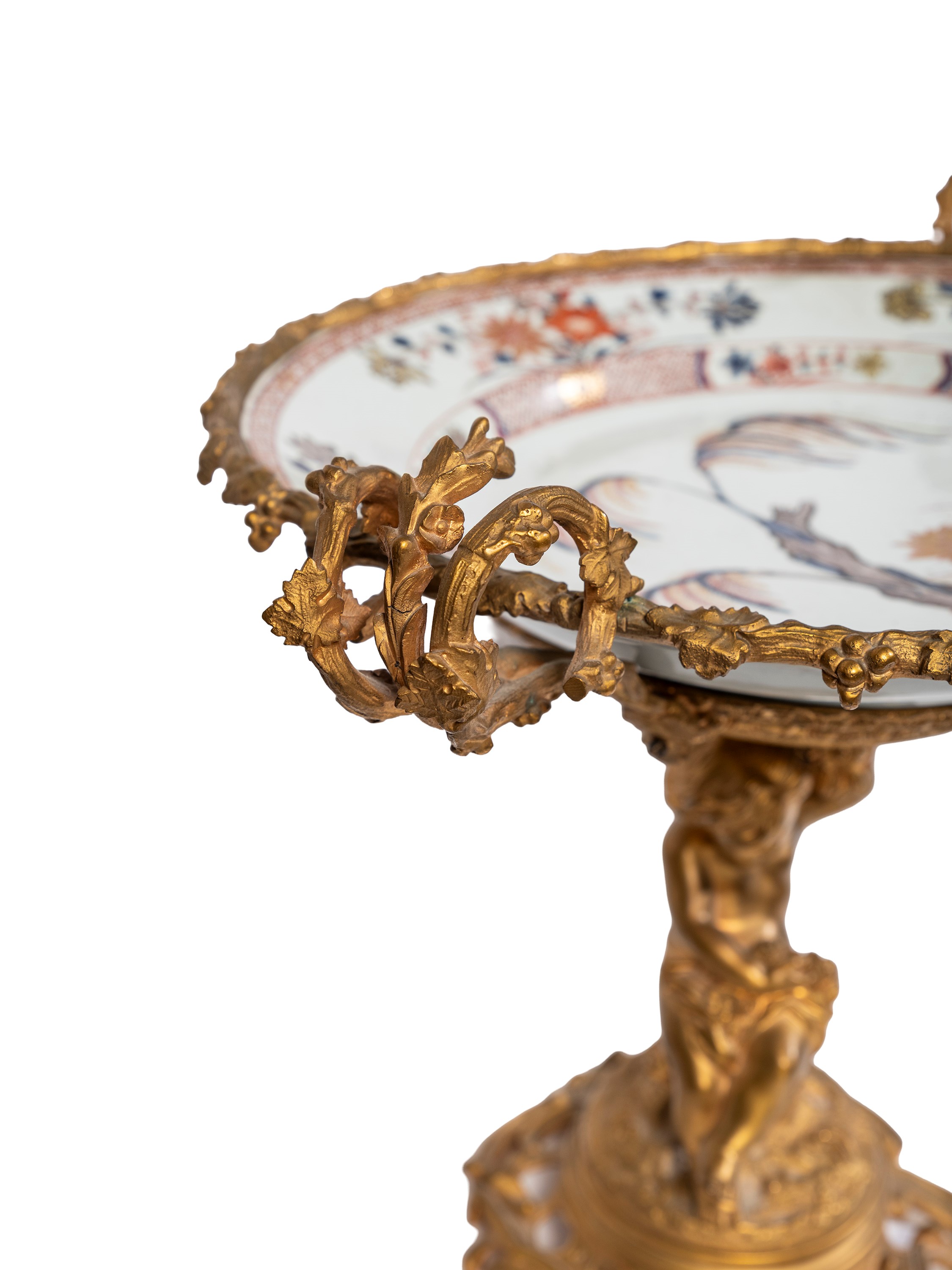 Cina, Coppia di piatti in porcellana montati a ormolu in stile Imari, inizio XVIII secolo
