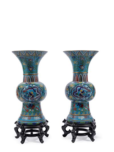 Cina, Coppia di vasi cloisonné di forma arcaica Gu, XX secolo