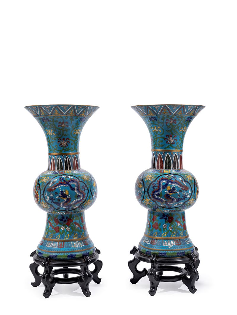 Cina, Coppia di vasi cloisonné di forma arcaica Gu, XX secolo