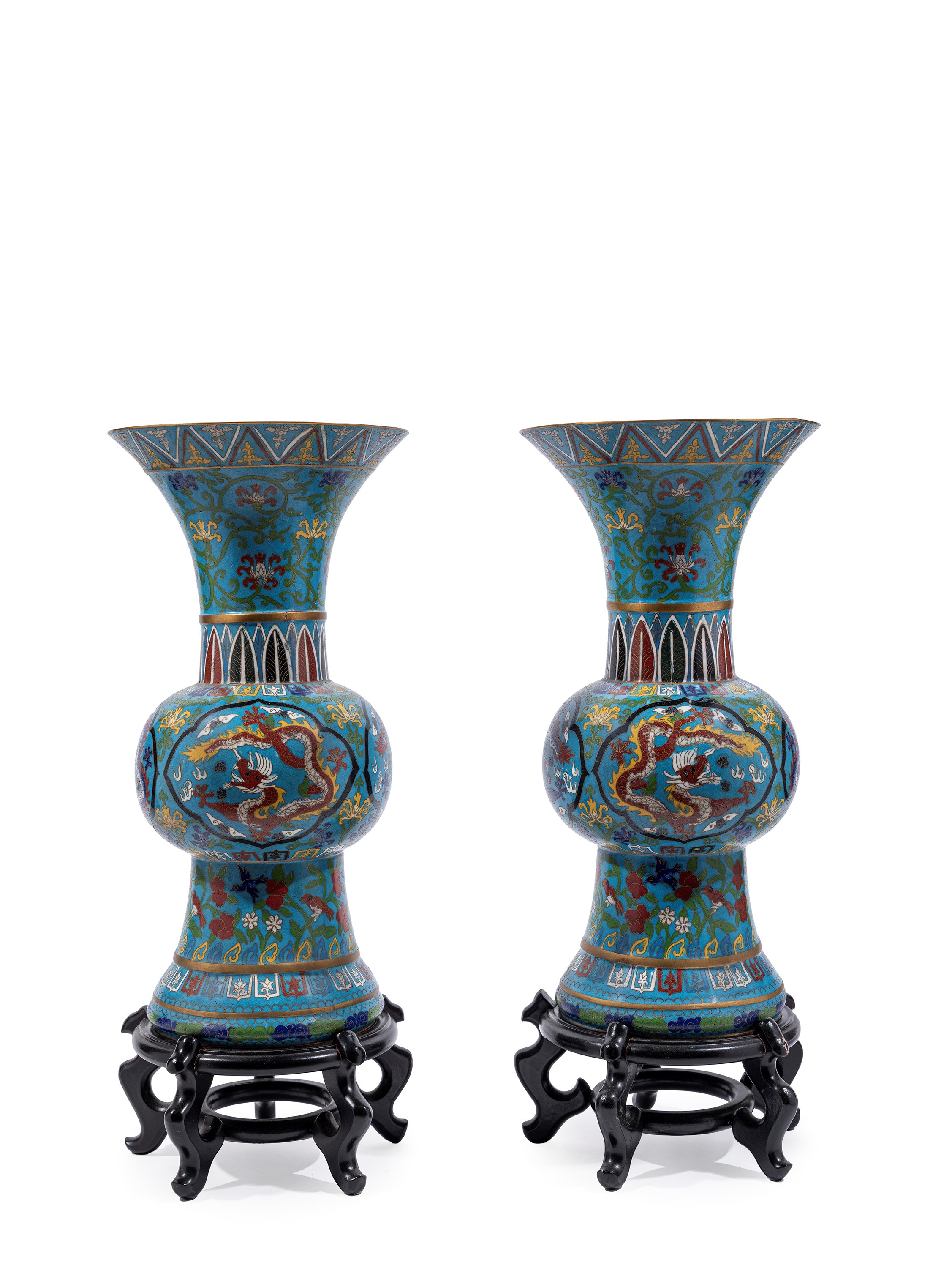 Cina, Coppia di vasi cloisonné di forma arcaica Gu, XX secolo