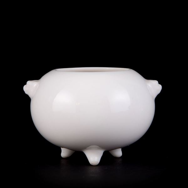 A SMALL DEHUA TRIPOD CENSER