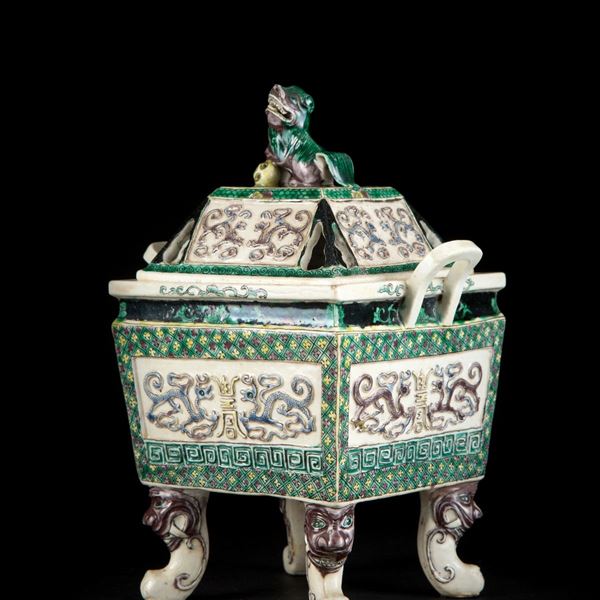 A FAMILLE NOIRE INCENSE BURNER