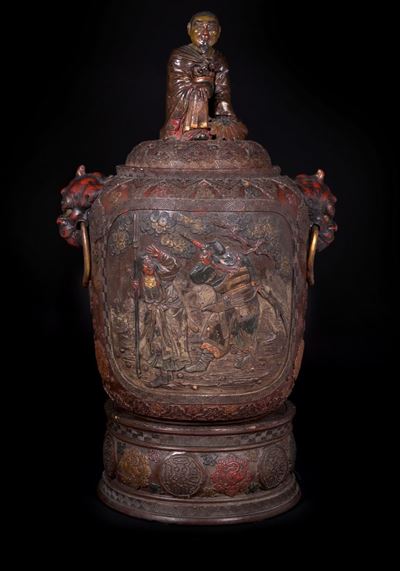 Giappone, Grande vaso in ceramica con decorazioni guerriere e manici a forma di testa di mostro, ...