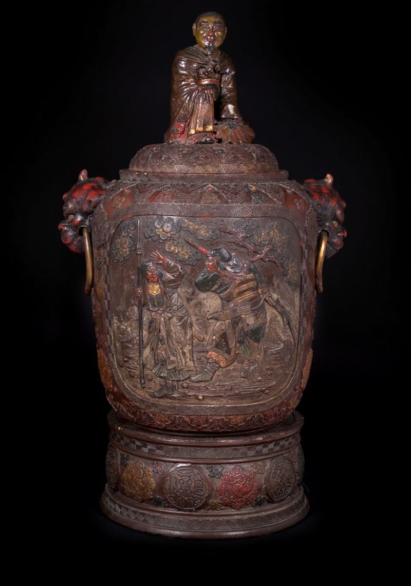 Giappone, Grande vaso in ceramica con decorazioni guerriere e manici a forma di testa di mostro, ...