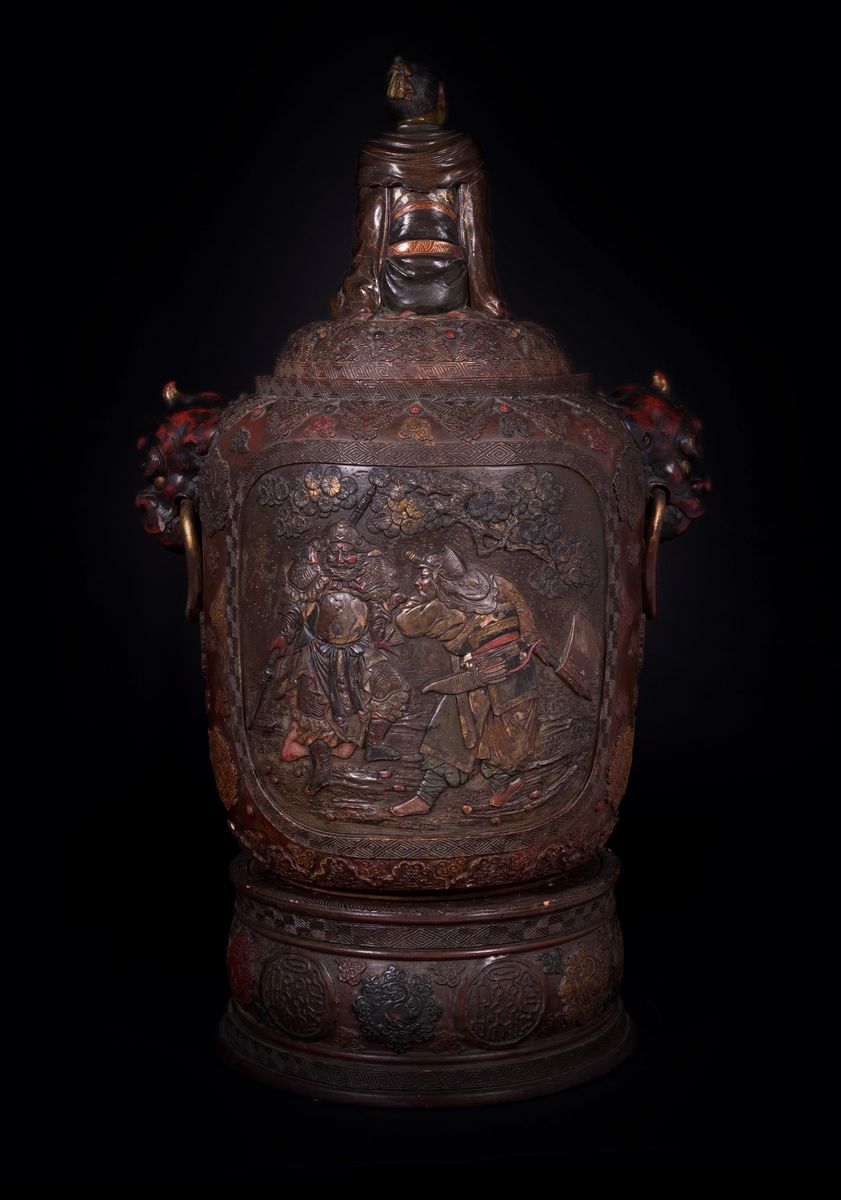 Giappone, Grande vaso in ceramica con decorazioni guerriere e manici a forma di testa di mostro, ...