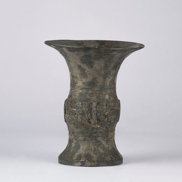  AN ARCHAISTIC BRONZE VASE 