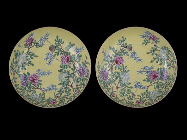 A PAIR OF YELLOW GROUND FAMILLE ROSE DISHES