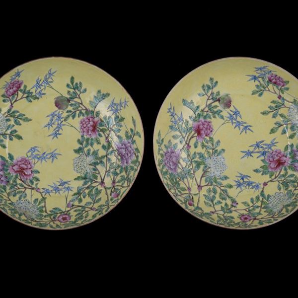 A PAIR OF YELLOW GROUND FAMILLE ROSE DISHES