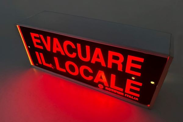 ILLUMINATED SIGN: EVACUATE THE PREMISES.