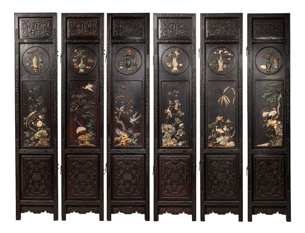 A WOODEN AND HARDSTONES SCREEN