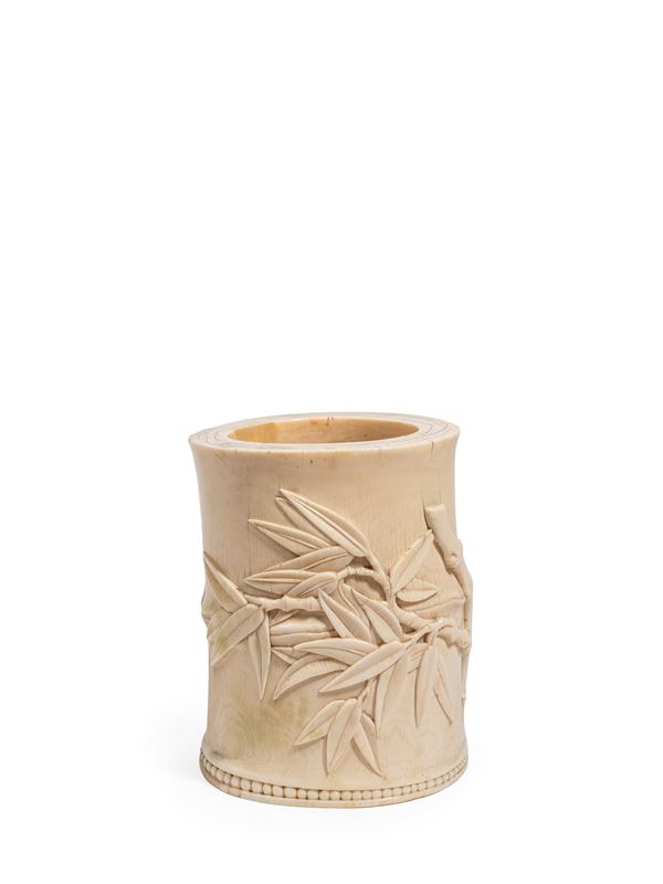 ☼AN IVORY BRUSHPOT