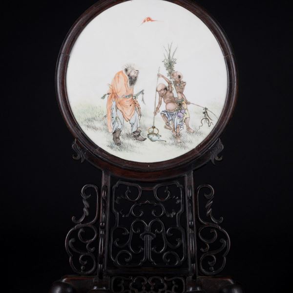 A WOOD AND PORCELAIN TABLE SCREEN