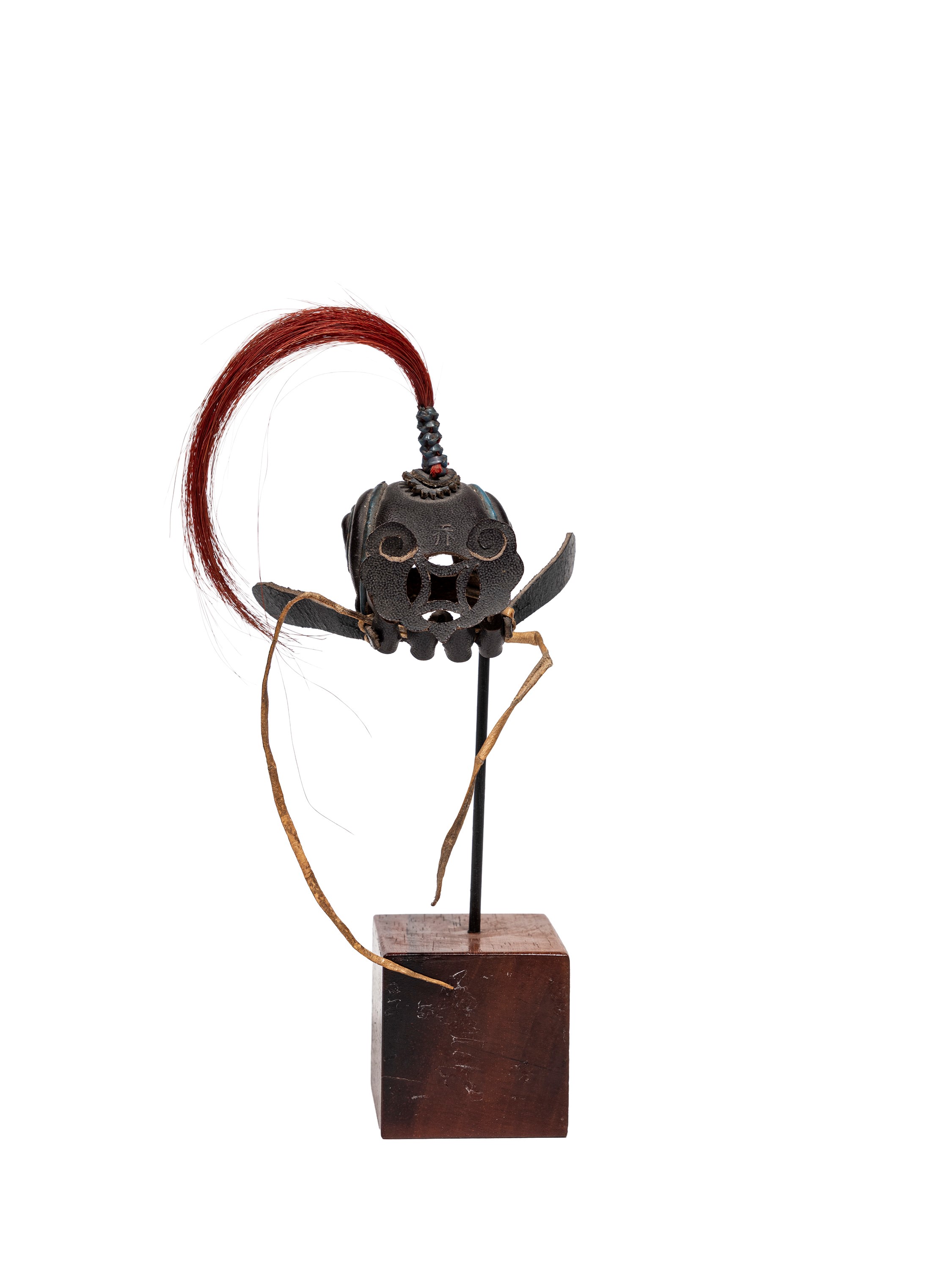 Cina (dinastia Qing), Cappuccio da falconeria in pelle piumata per sparviere, fine XIX secolo