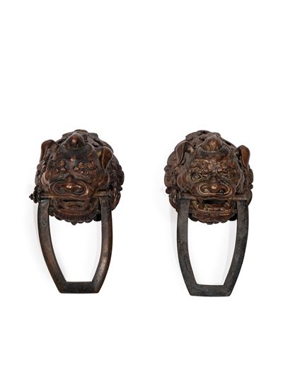 Cina, Coppia di battenti in bronzo a forma di testa di leone (dinastia Qing, XVII-XIX secolo circ...