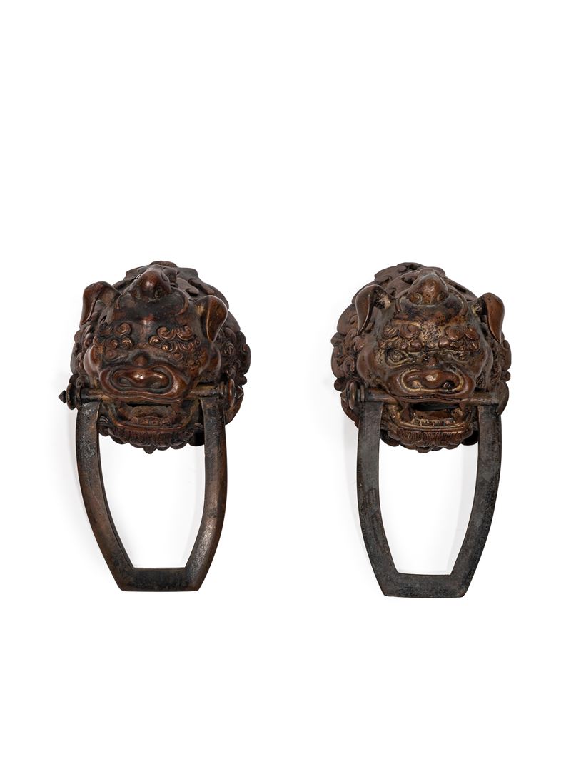 Cina, Coppia di battenti in bronzo a forma di testa di leone (dinastia Qing, XVII-XIX secolo circ...